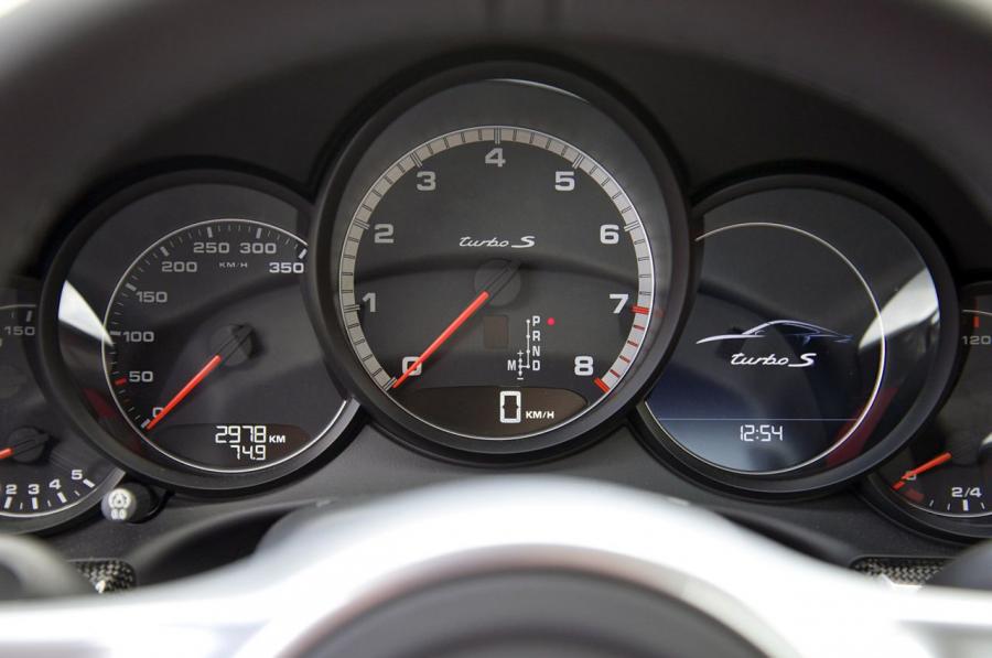  Porsche 911 Turbo S 2014 года  (фото 16 из 33)